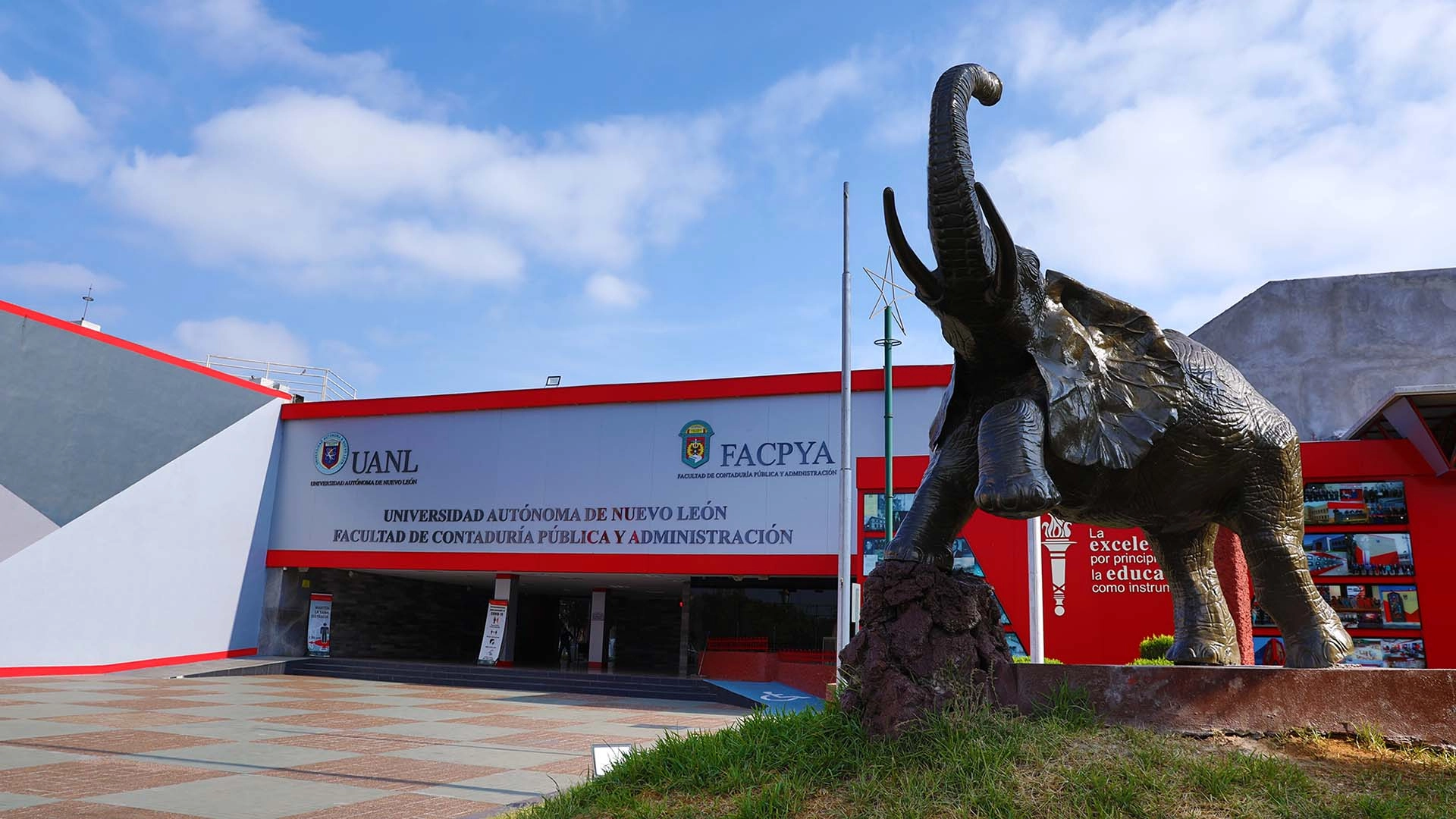 Entrada principal de la Facultad de Contaduría Pública y Administración (FACPYA) de la Universidad Autónoma de Nuevo León (UANL), con una estatua de elefante al frente y el edificio en el fondo